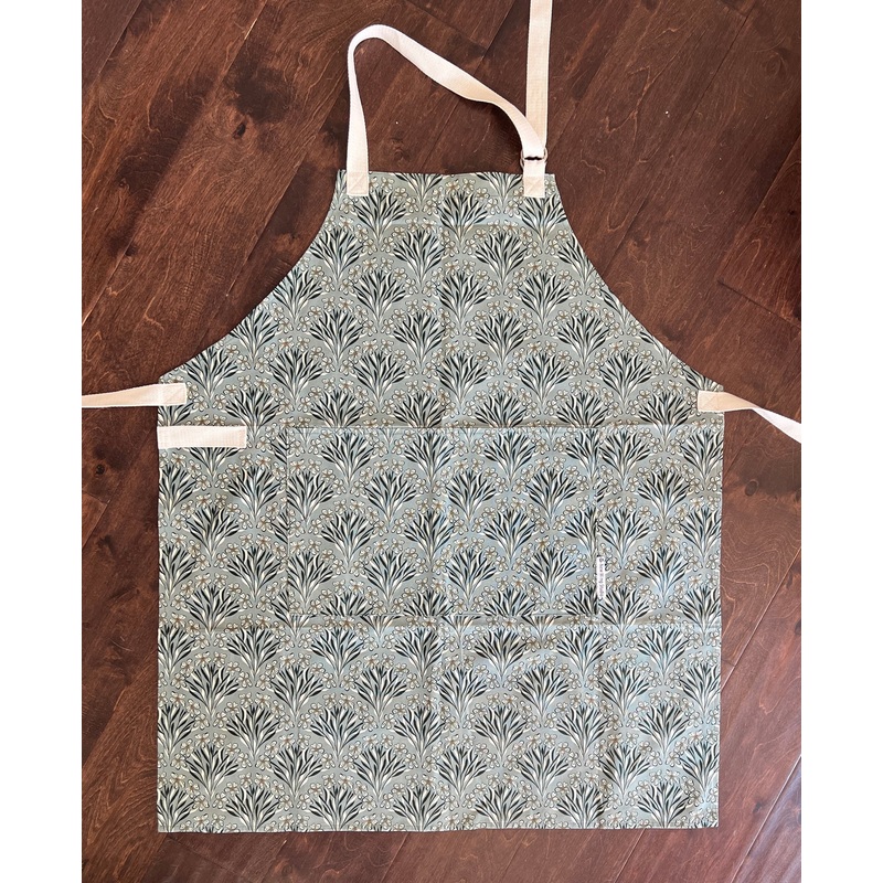 New Wing Studio- Adult Apron Cyndi's Centerpiece